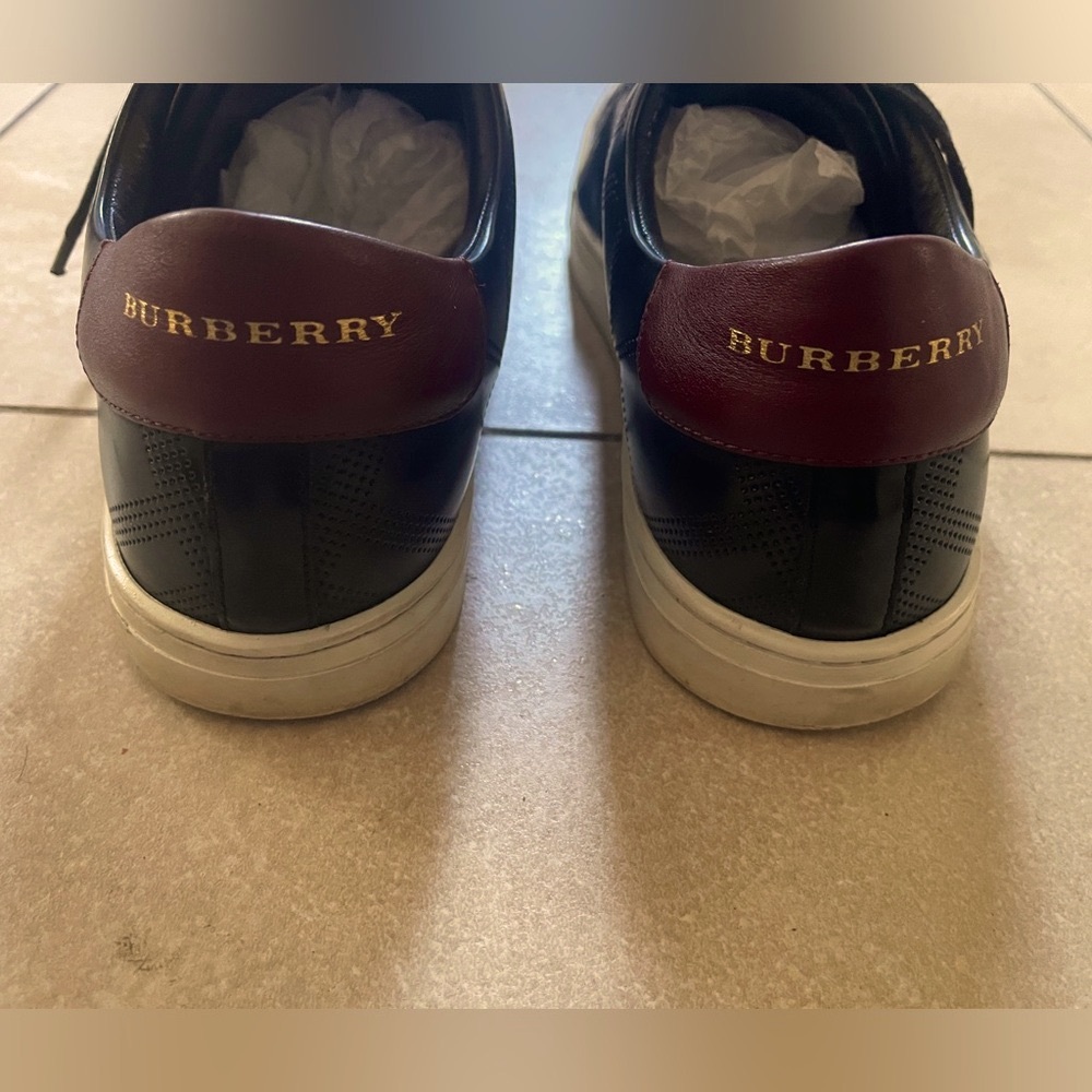 Burberry Black and White leather Sneakers with Streamlined Silhouette